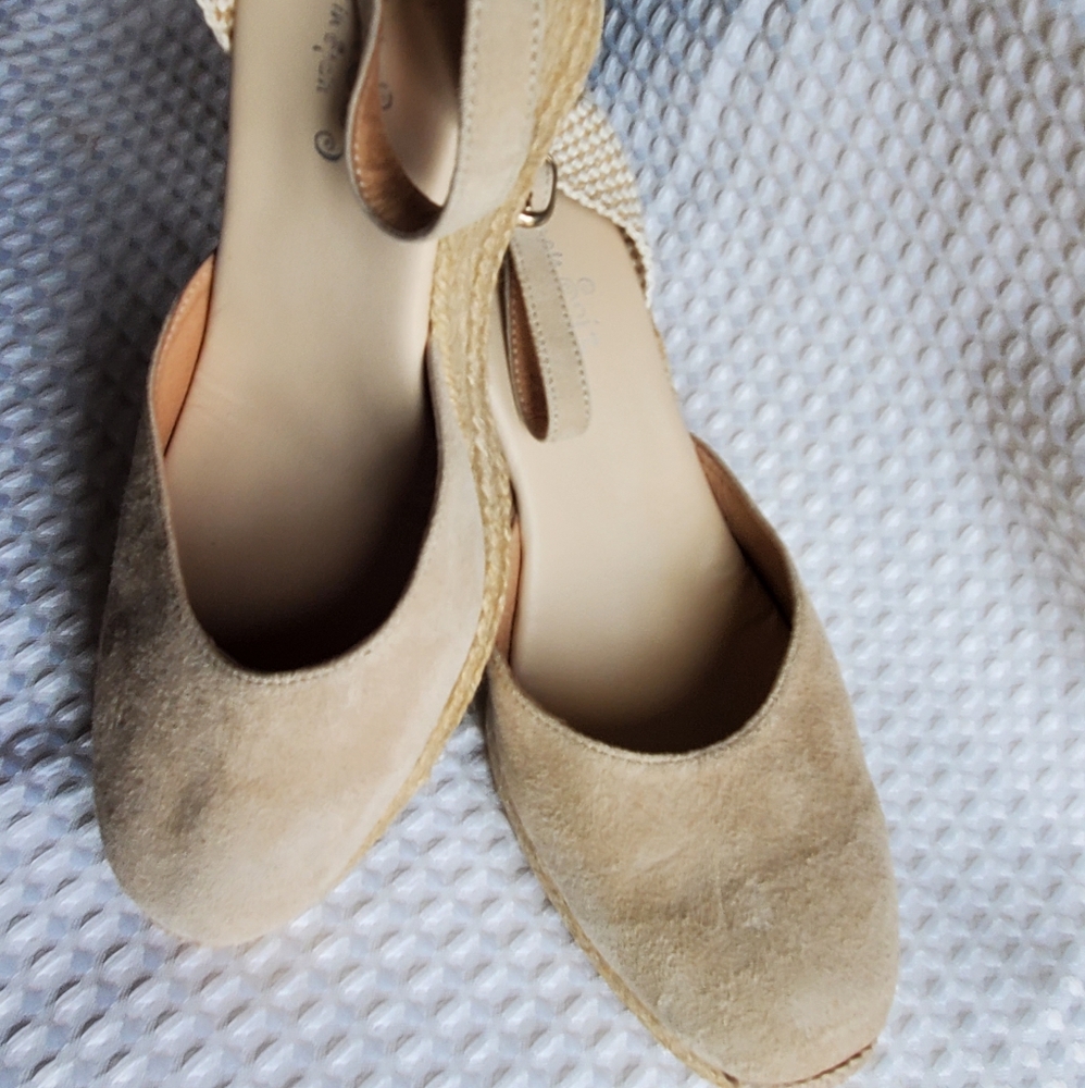 Carmen Saiz taupe suede wedges